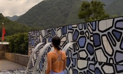 힙업이 장난 아닌 배우 한그룻 수영복 뒷태